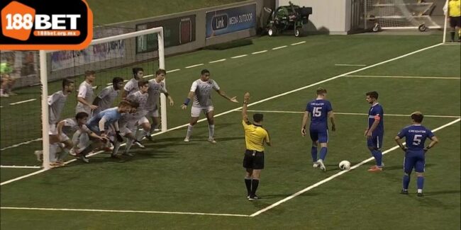 Tùy vào từng tình huống mà các cầu thủ sẽ thực hiện cú đá phạt khác nhau